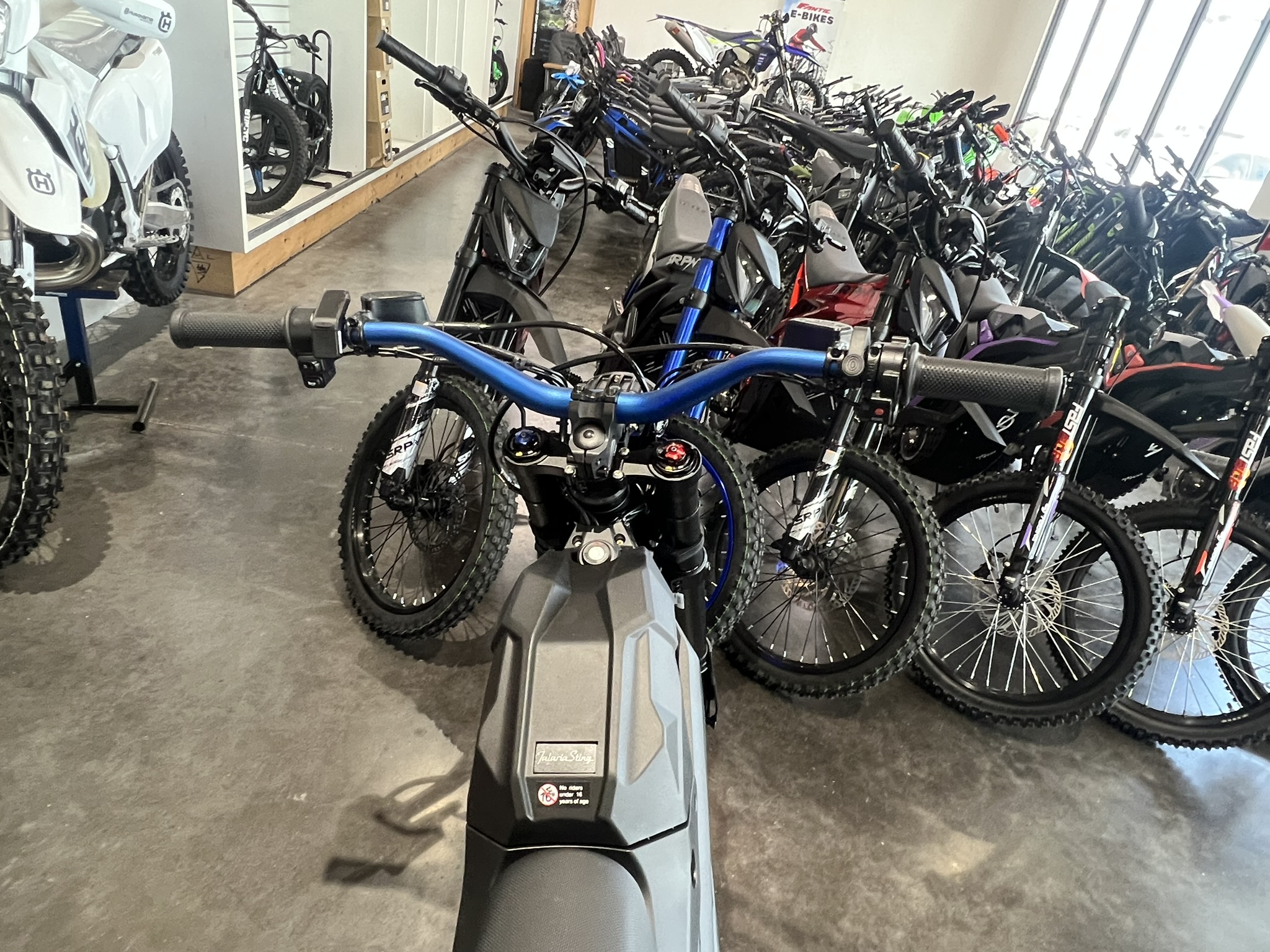 Talaria MX5 Sting Pro -Equipped with Warp9 bars and pegs - Image 3