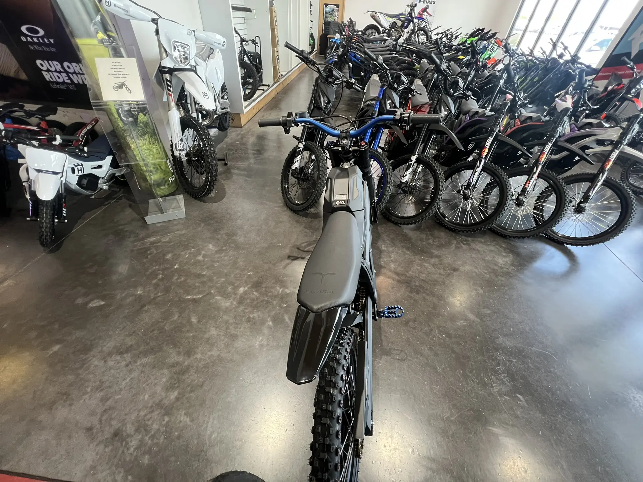 Talaria MX5 Sting Pro -Equipped with Warp9 bars and pegs - Image 2